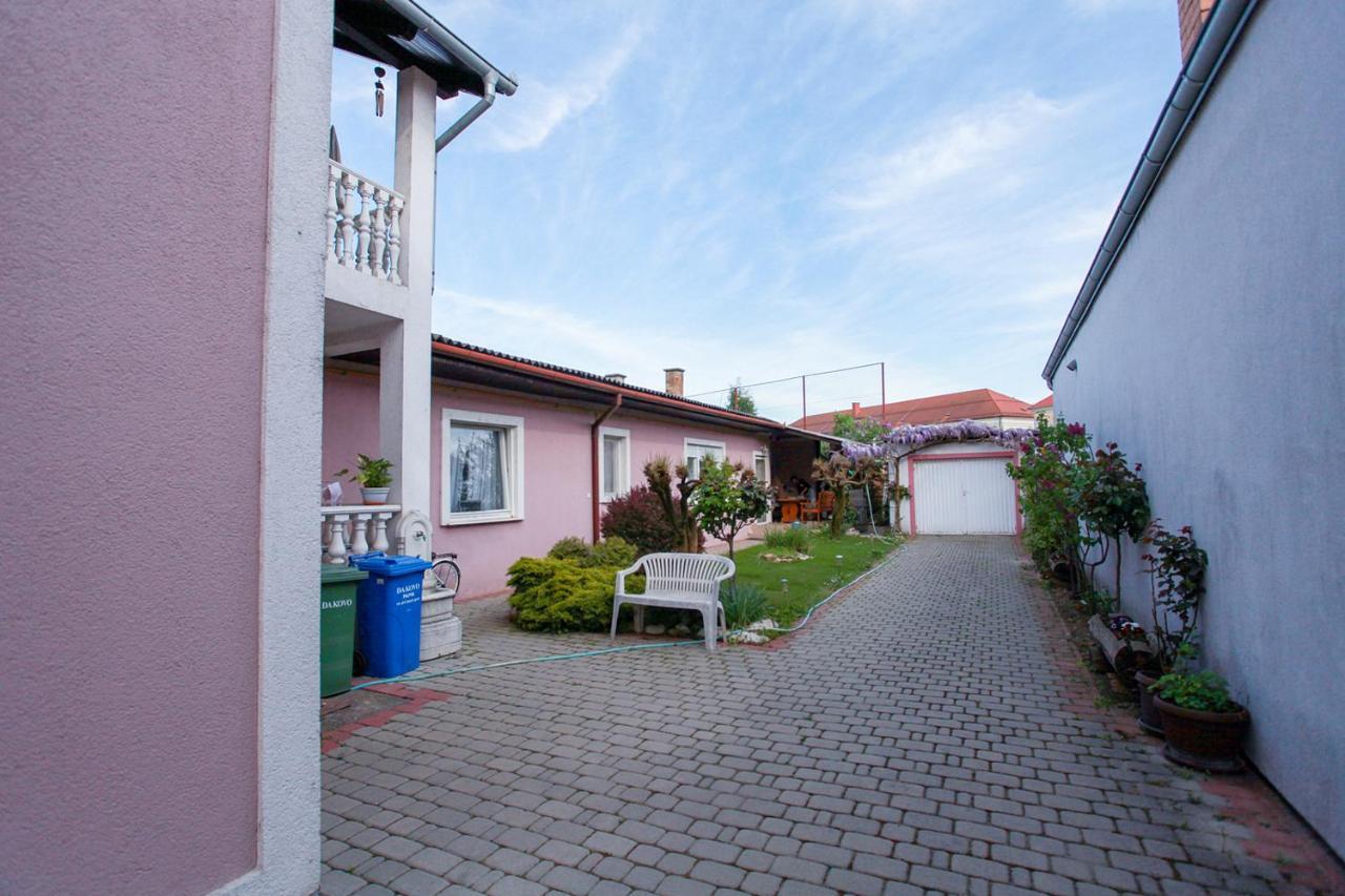 Apartman Ksenija Ðakovo Esterno foto